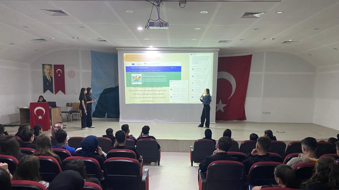 Biyoloji öğretmenimiz Seda Özbek’in kurucusu olduğu uluslararası ortaklı “Disaster Awareness with Digital Stories” eTwinning projemizin sunumu, projede görevli öğrencilerimiz tarafından okulumuzun konferans salonunda yapıldı.